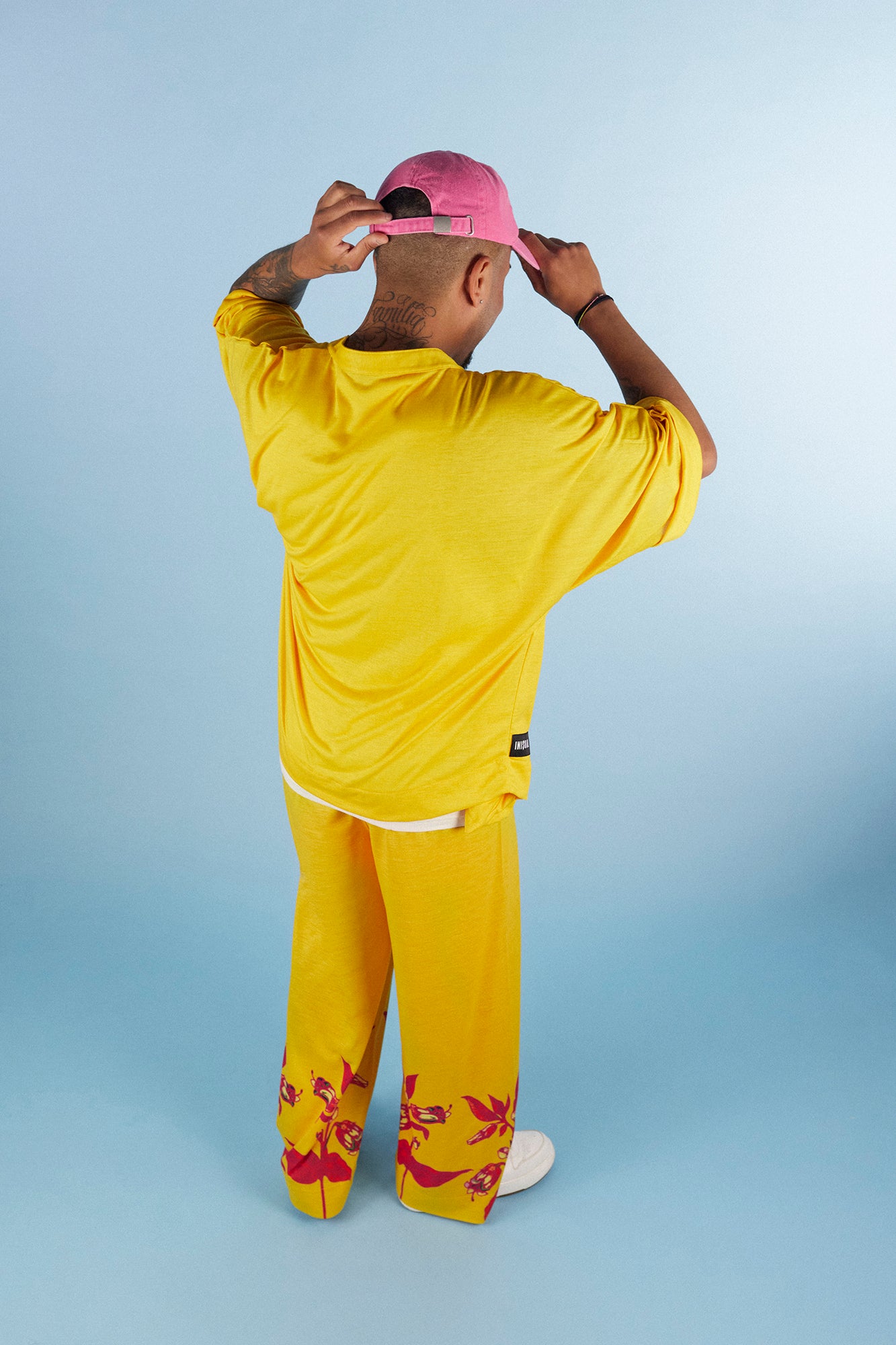 Camisa amarilla unisex con cuello mao